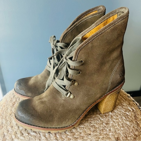 UGG Australia Calynda Olive Suede Ankle Boots - Picture 1 of 13